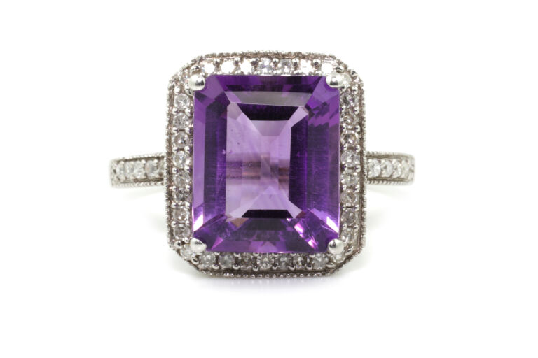 Ring amethyst and diamond cluster.