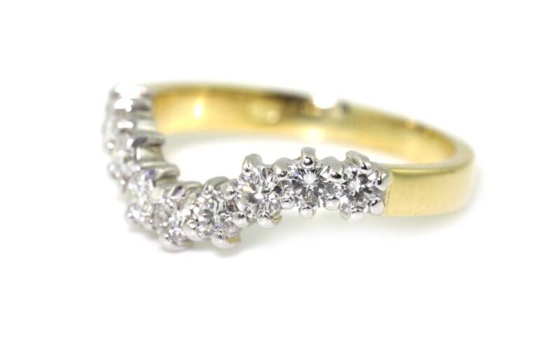 Image 2 for Diamond Shaped Band 18ct G Ring Size K