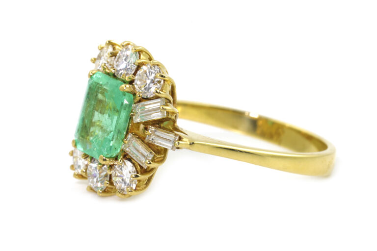 Emerald & Diamond Cluster 18ct gold Size O
