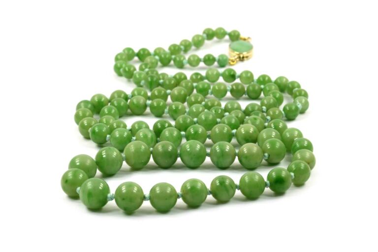 Vintage Single Row Of Graduated Jade Beads