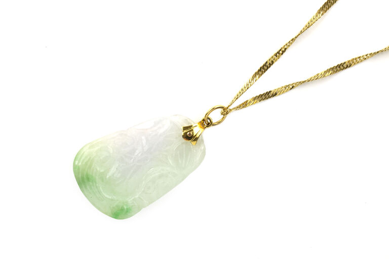 Jadeite pendant & Chain 9ct gold